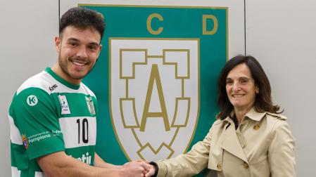 Ander Torriko estrecha la mano de la presidenta de Anaitasuna, Mertxe López