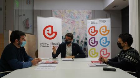 De Izqda. a dcha: Eneko Larrarte, director general de Vivienda; Carlos Amatriain, director gerente del INJ; y Guillermo Bergantinos, presidente del Consejo Navarro de la Juventud