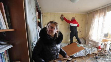 Una mujer recoge pertenencias de un piso afectado por una explosión en Kiev