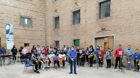 La escuela de música de Estella, durante la interpretación del Himno de la alegría en el patio del centro, en San Benito