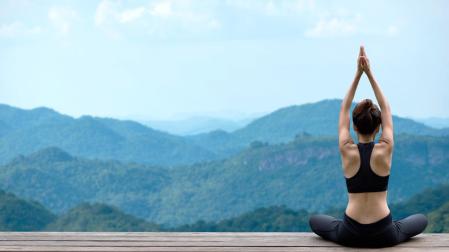 Mujer practicando yoga