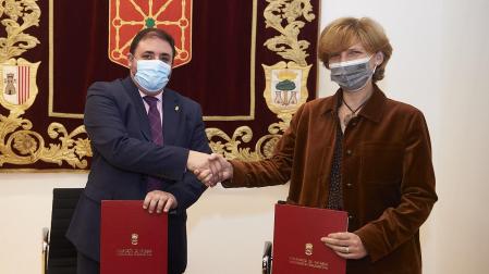 El presidente del Parlamento de Navarra, Unai Hualde, y la Rectora de la Universidad de Navarra, María Iraburu