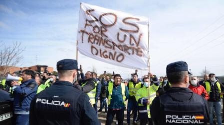 Protesta de un centenar de transportistas este viernes en un acto organizado en Valladolid al que ha asistido la ministra de Transportes del Gobierno, Raquel Sánchez