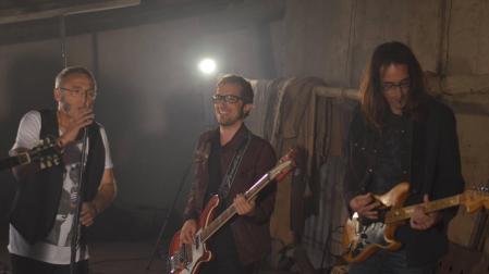 Totó Munilla, izquierda, tocando con la banda La Sopa Boba durante una actuación en 2016