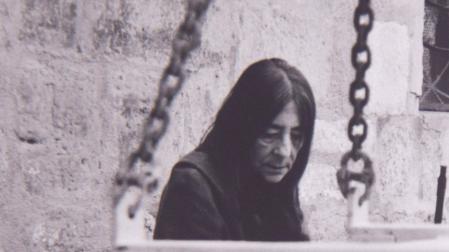 Uno de los fotografamas del documental Aquí no hay nada que comprender en el que aparece la propia Elena Asins, un material conservado en el Museo Reina Sofía