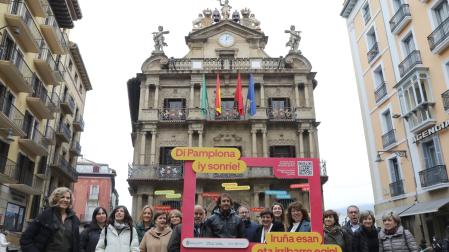Representantes de empresas de turismo y concejales en la Plaza Consistorial
