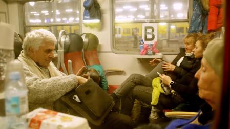 Ancianos y niños refugiados de Ucrania suben a un tren en Katowice, que los aleja de la guerra