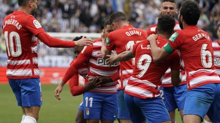 Los jugadores del Granada celebran el gol que les ha dado la victoria ante el Alavés, marcado por Escandell