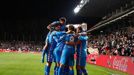 Koke celebra un gol con sus compañeros