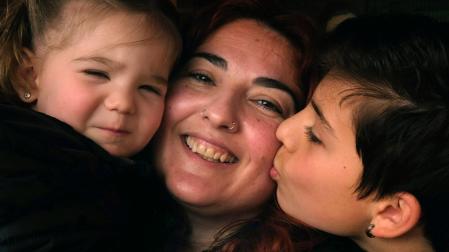 Miriam Rivera Benavente (Mitxi), vecina de Noáin, posa sonriente junto a sus dos hijos, Kaiet, 11 años, y Zuriñ