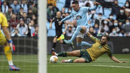 Iago Aspas trata de superar a Germán Pezzella