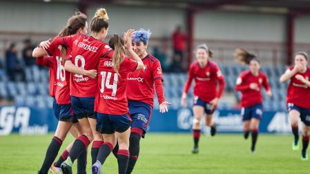 Las jugadoras de Osasuna Femenino celebran un gol en el partido disputado contra el Levante Las Planas.