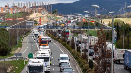 Protesta de los transportistas navarros, este lunes en la Ronda Este de Pamplona, entre Mendillorri y Mutilva