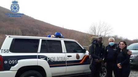 Un agente de la Policía Nacional, junto a los dos peregrinos rescatados en Valcarlos