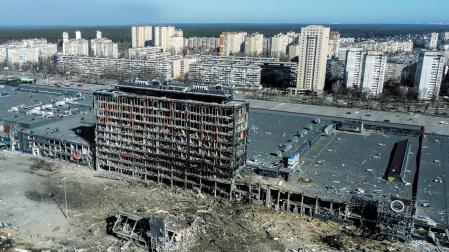 Vista general de los destrozos causados en el centro comercial Retroville, de Kiev, que fue bombardeado la madrugada del domingo al lunes por las tropas rusas