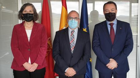La directora general de Universidad, Ana Burusco; el consejero de Universidad, Innovación y Transformación Digital, Juan Cruz Cigudosa; y el rector de la Universidad Pública de Navarra, Ramón Gonzalo