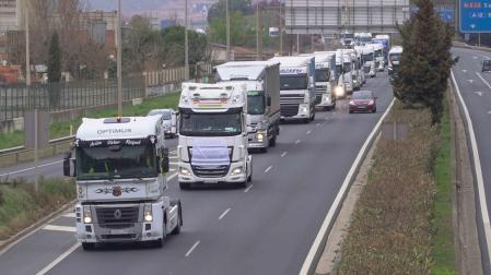 Varios camiones en la autovía de circunvalación en una marcha lenta en Logroño