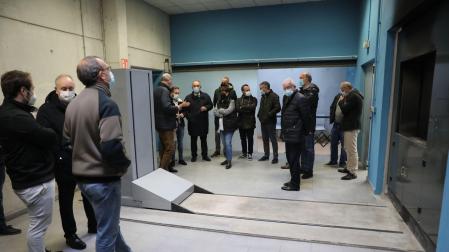 El alcalde, concejales y técnico municipales, durante la visita al nuevo horno crematorio