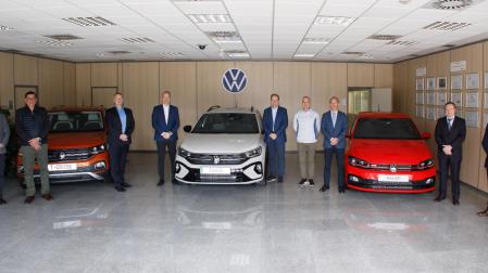 La dirección de Volkswagen Navarra posa con los tres modelos actualmente en producción.