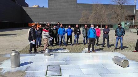 Ganaderos navarros han derramado leche en la plaza de Baluarte para denunciar la situación límite que están viviendo