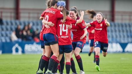 Las jugadoras de Osasuna femenino celebran un gol.