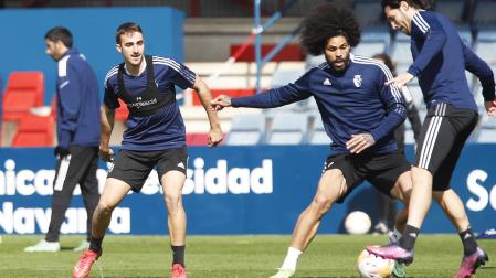 Eneko Aguilar (izda.) observa la pugna por el balón entre Aridane y Juan Cruz