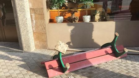 Un banco, arrancado por el impacto