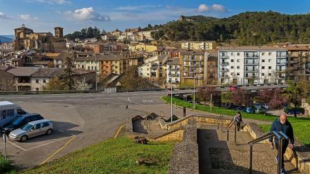 Acceso a la residencia Santo Domingo de Estella, con la iglesia y el barrio de San Miguel al fondo