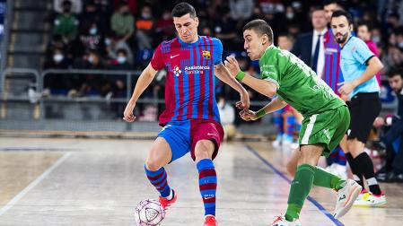 Ortizx, del Barcelona, protege el balón ante la presión de Raúl Rocha, de Osasuna Magna