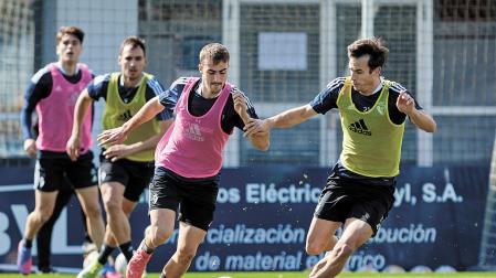 Eneko Aguilar conduce el balón ante la presión de Iñigo Pérez