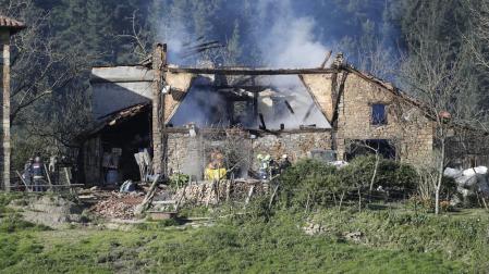 Caserío incendiado en Okondo