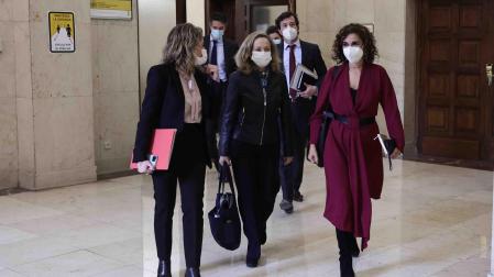 La ministra Raquel Sánchez; la vicepresidenta primera, Nadia Calviño y la ministra María Jesús Montero, a su llegada a la reunión