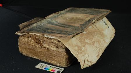 Esta iniciativa está destinada a preservar libros y documentos que han sido dañados, como en este caso, por una riada.