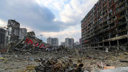 Vista general de los daños sufridos por el centro comercial que resultó dañado por el bombardeo del 21 de marzo por un ataque ruso en Kiev