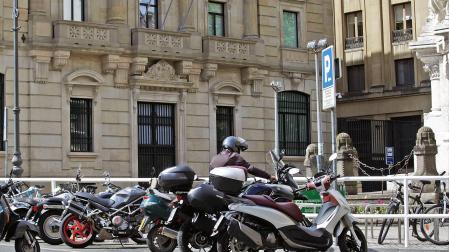 Aparcamiento de motocicletas en el Casco Viejo de Pamplona