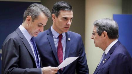 El primer ministro griego, Kyriakos Mitsotakis, el presidente del Gobierno, Pedro Sánchez, y el presidente de la República de Chipre, Nicos Anastasiades