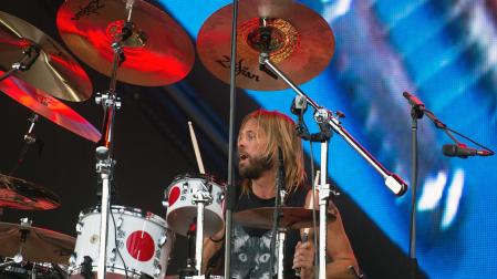 Fotografía de archivo fechada el 1 de junio de 2018 del batería de la banda de rock The Foo Fighters, durante el festival Rock im Park', en Nuremberg (Alemania)