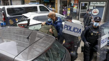 La Policía ha detenido a dos jóvenes en una vivienda de la calle Francisco Grandmontagne de Burgos, en la que se habían atrincherado después de que uno de ellos supuestamente apuñalara de forma mortal a otro joven, de 23 años, en el barrio de Gamonal