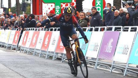 -El ciclista ecuatoriano Richard Carapaz (c) (INEOS), se impuso en el esprint de Cambrils
