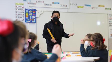 El doctor en Matemáticas Yeap Ban Har, nacido en Malasia hace 52 años, el jueves, en una clase de 1º de Primaria de Miravalles-El Redín