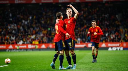 Dani Olmo celebra el tanto de la victoria contra Albania