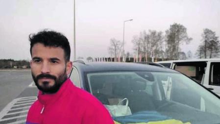 Rubén García, a primera hora de ayer, antes de emprender rumbo a Pamplona. Los coches están identificados con banderas de Ucrania