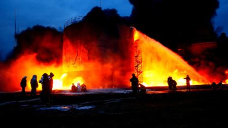 Bomberos trabajan para sofocar el fuego de una gran base de combustible atacada cerca de Kiev