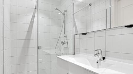 Cambiar la bañera por ducha, una de las medidas de ahorro