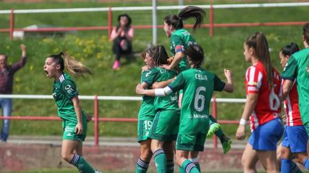 Iara Lacosta (a la izda.) y el resto de compañeras celebran el segundo gol de Osasuna, marcado por Anita cuando expiraba el partido