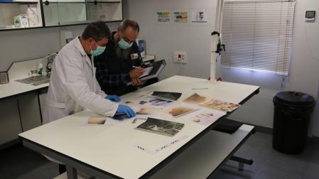 Mitxel Cervelló, de Policía Científica, y Koldo Ledesma, de Delitos contra las Personas, en el laboratorio de Policía Foral