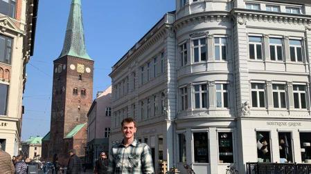 Miguel Cebrián Gómez, esta semana, en un mediodía soleado en el centro de Aarhus