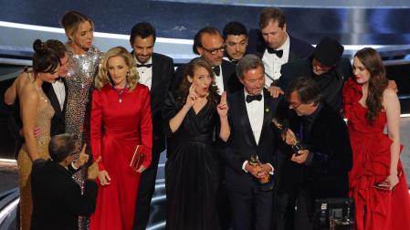 Los productores de 'CODA. El sonido del silencio' celebran en el escenario junto con otros miembros del equipo el Oscar a la mejor película