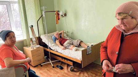 Vasyl reposa en la cama del hospital comarcal de Brovary, tras recibir un disparo en la pierna a manos de un soldado ruso