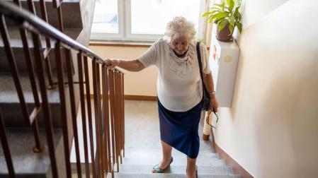 Una mujer subiendo unas escaleras